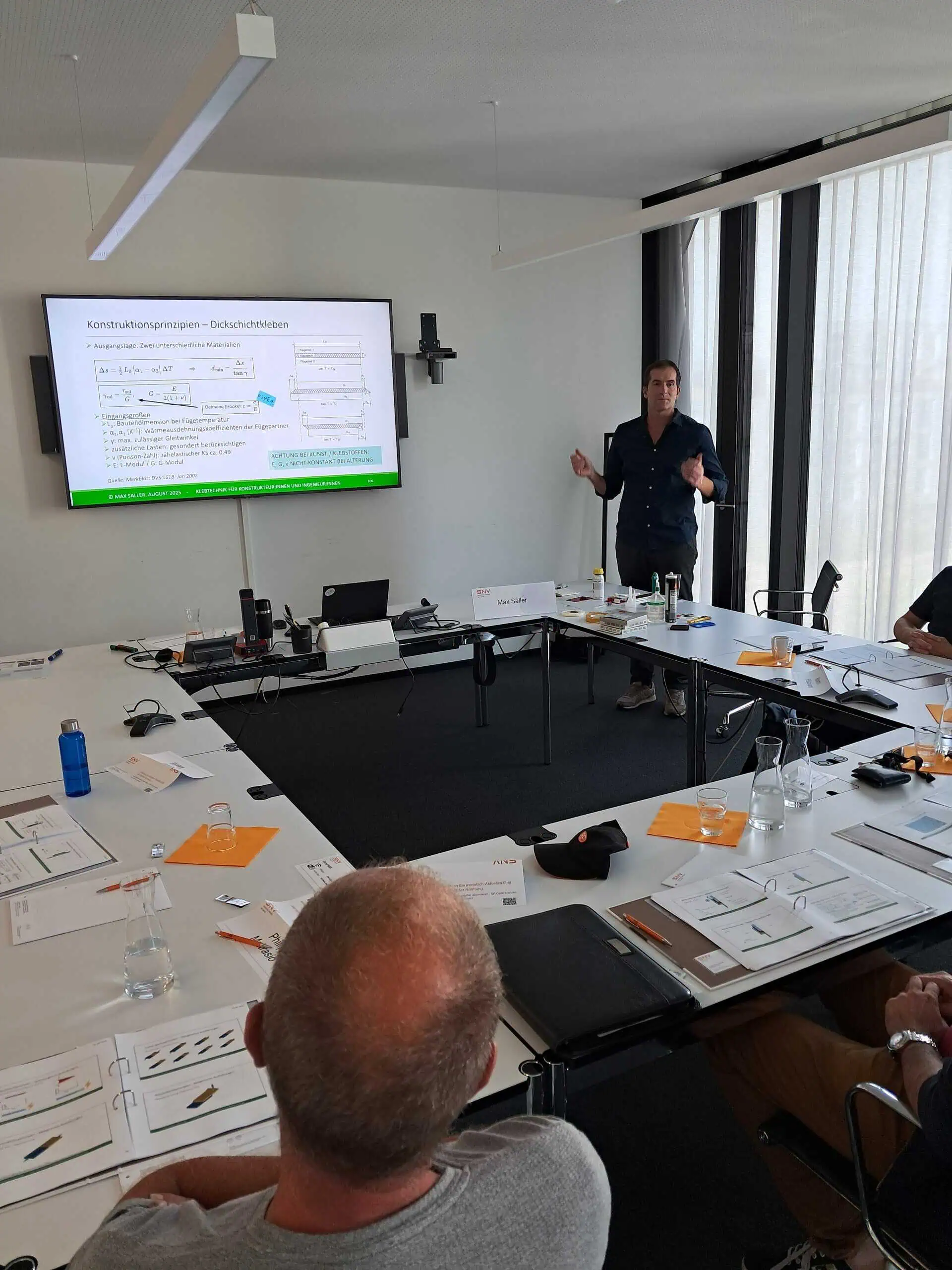 Seminare und Schulungen - Klebtechnische Schulungen für sämtliches Personal (Konstruktion, Qualitätsmanagement, Einkauf, Produktion) – Inhouse oder mit Partnern wie dem Schweizerischen Normenverband (SNV). Inhalte von Grundlagen bis Spezial-Workshops, auf Wunsch mit Audit- oder Praxisfokus.